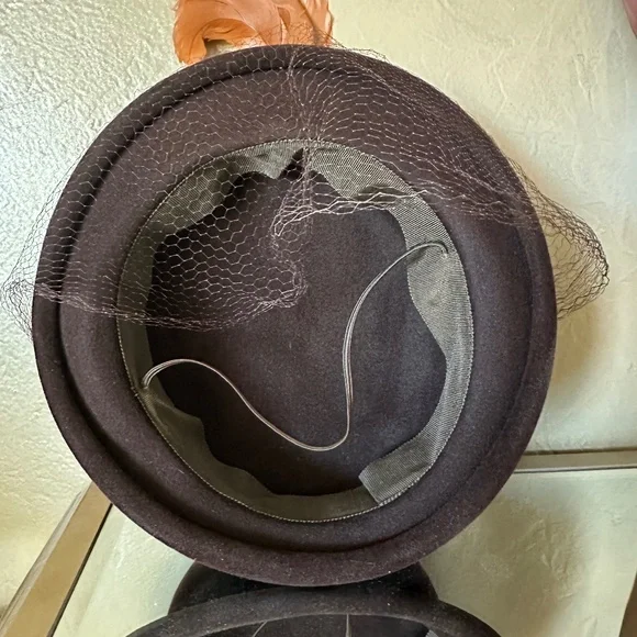 DAPPER 1940s' BROWN FELT HAT WITH PEAR & RUST COLORED FEATHER TRIM + VEIL